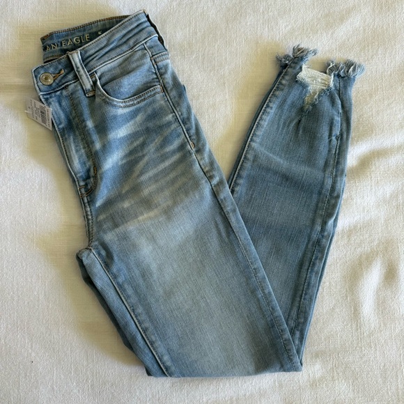 American Eagle Outfitters Denim - 🌟NEW🌟 American Eagle Light-wash super high rise jegging crop jeans